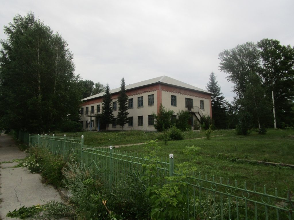 Здание школы в с. Кабаково, фото 2021 г.